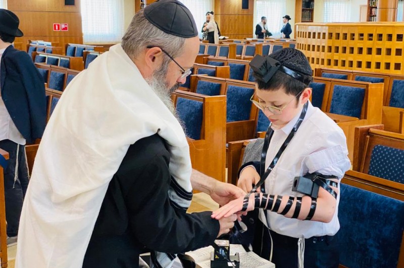 מנכ