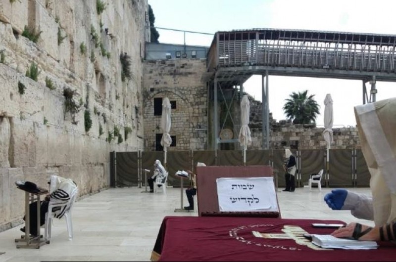 הערב בכותל המערבי: תפילה לעצירת המגיפה ולפרנסה