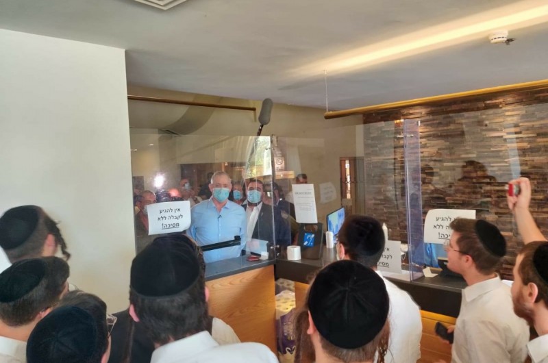 לראות מקרוב: שר הביטחון בני גנץ הגיע לסיור במלון ׳פרימה פארק׳ לבחורי הישיבה חולי קורונה