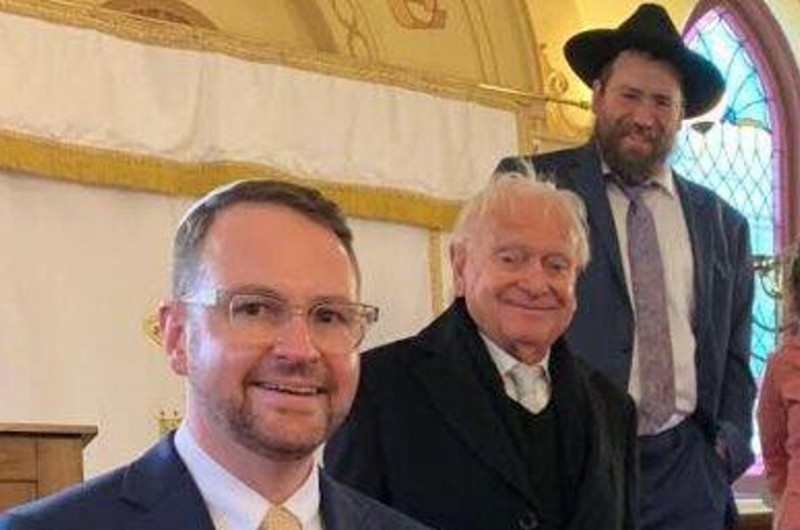 הסנטור ביקר, והכריז על מענק של 425,000$ לבית הכנסת חב