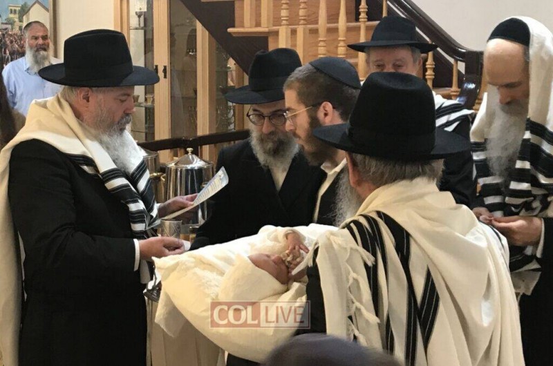 הרב אברהם סימפסון בברכות הברית של נכדו שלום מנחם מענדל, שנקרא על שם אביו, הרב שלום מנחם מענדל סימפסון ע