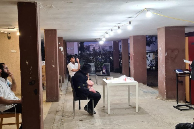 הרב שלום מישולובין מוסר שיעור בהלכות בית הבחירה בבית הכנסת הזמני בעידן הקורונה 'הרשקופ שול' בנחלת הר חב