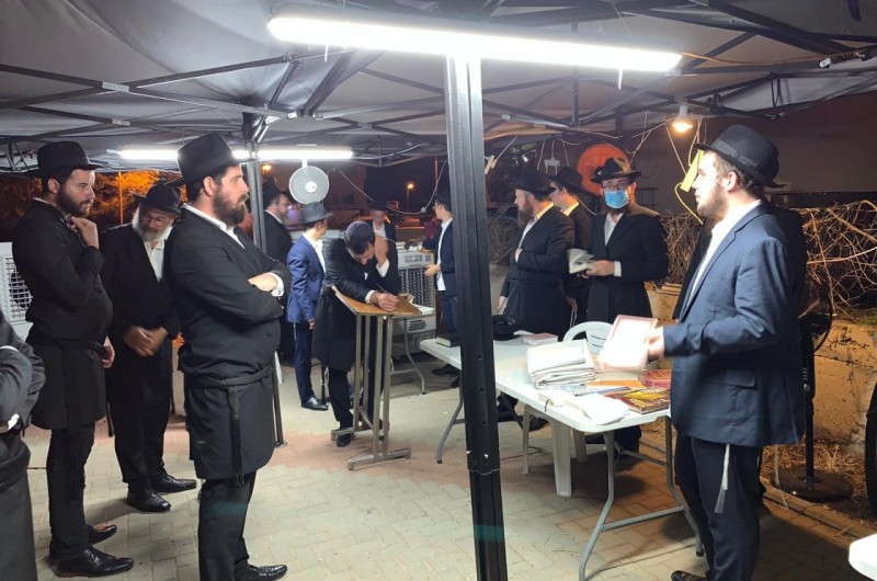 מוצאי שבת במניין חצרות בכפר חב