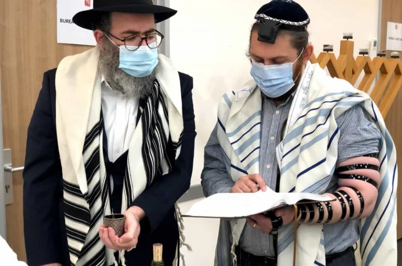 תפילת שחרית וברית מילה בבית חב