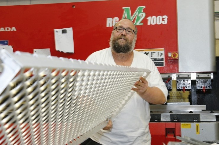 מעקב COL | בעלי עסקים בכפר חב