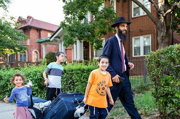 כך זה נראה: הורים נרגשים מקבלים ילדיהם לאחר חודש בקעמפ