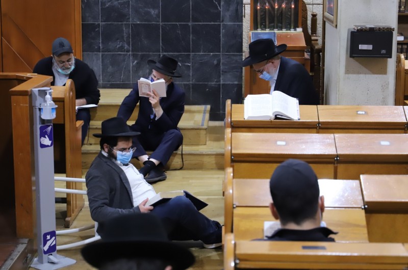 קוּמִי רֹנִּי בַלַּיְלָה: אמירת קינות ב'בית חיה מושקא' בפאריז