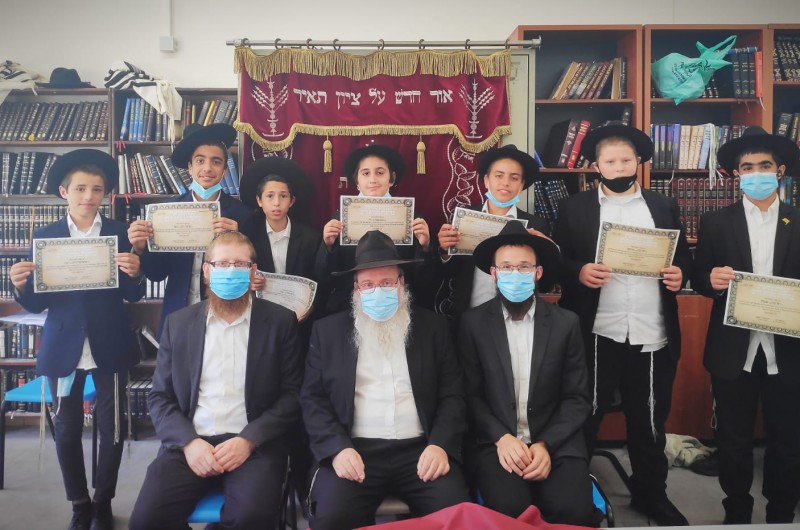 תלמידי 'חנוך לנער' בצפת סיכמו שנה מאתגרת וקיבלו תעודה