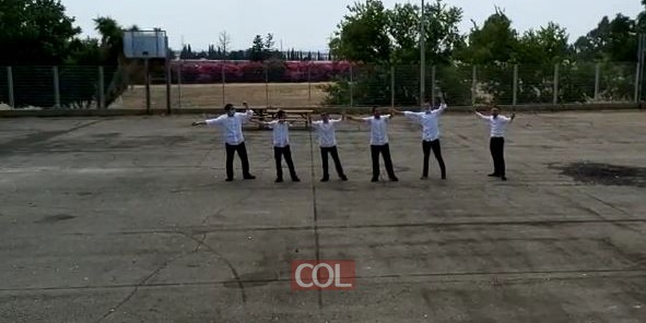 משפחת גלינסקי מלוד שילדיהם משתתפים מדי שנה בקעמפ גן ישראל ארץ הקודש מאז היווסדו, לא ויתרו לקורונה והגיעו לשחזר את המסדר המסורתי