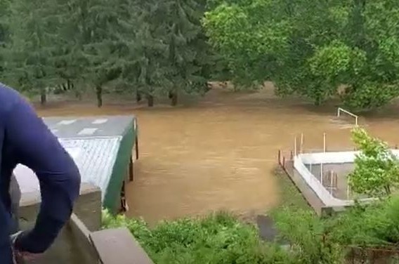 בעקבות הסופה הטרופית: מגרש המשחקים בקעמפ הפך לאגם ענק