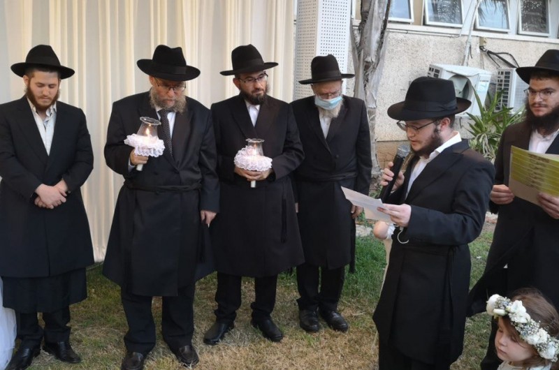 בחצר אולם האירועים בבית רבקה בכפר חב