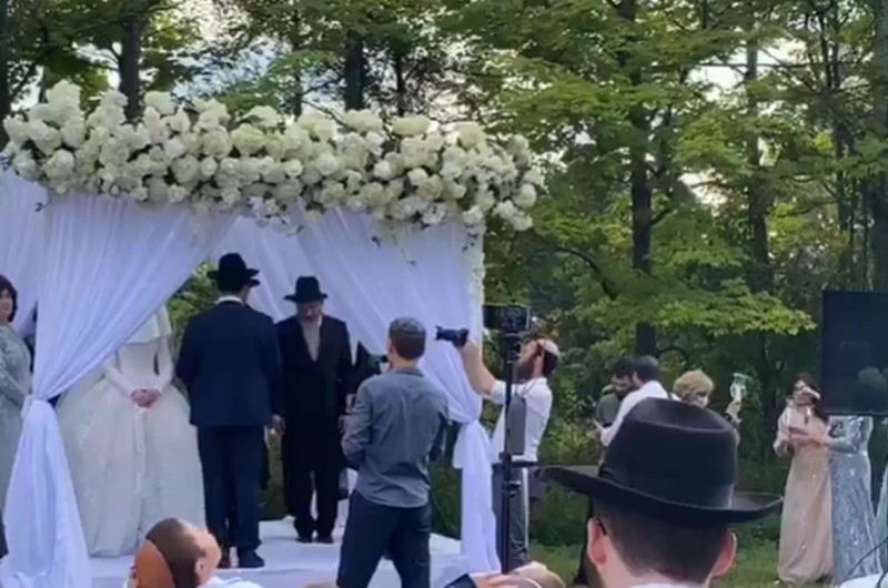 הרב בערל לאזאר חיתן את בנו בפנסילבניה. מי הגיעו לשמחה?
