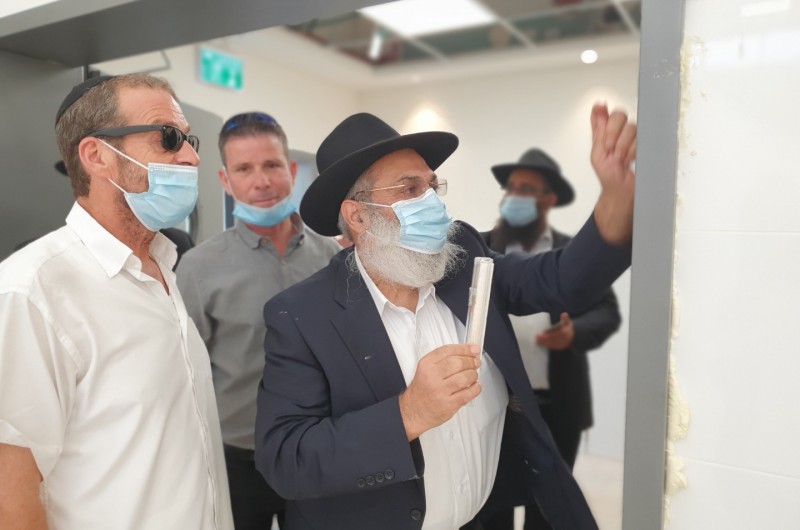 בעיצומו של הקמפיין: קביעת מזוזה בקמפוס החדש