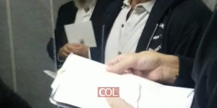 עם נחיתת מטוס הצ'ארטר מניו יורק לאלמא אטא, פנו האורחים הישר לתפילת ערבית וכתיבת פ