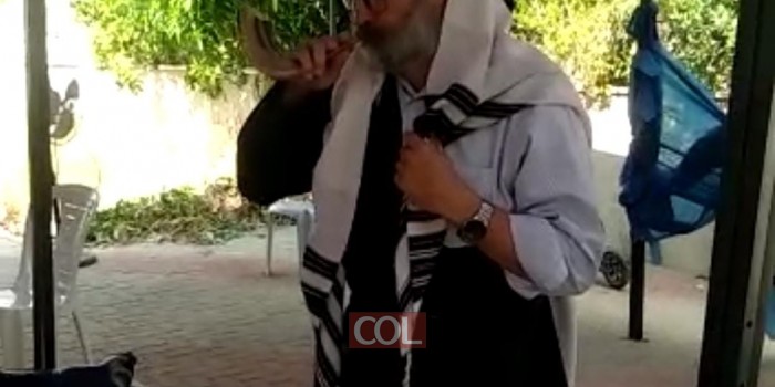 ראש חודש אלול שנת קורונה: אילוץ מנייני החצרות מביא איתו השנה חידוש מרענן - קול השופר נישא ברמה בכל רחוב ושכונה. בסרטון: ר' צביקה ליפשיץ בשכונה הצפונית בכפר חב