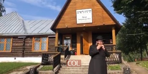 משפיע הישיבה הגדולה במוסקבה, הרב זושא גורליק, בתקיעת שופר בחצר רבותינו נשיאנו בליובאוויטש