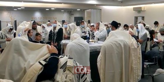 סיום הצום ותקיעת שופר אצל השליח הרב צבי הירש דרוקמן בבית חב