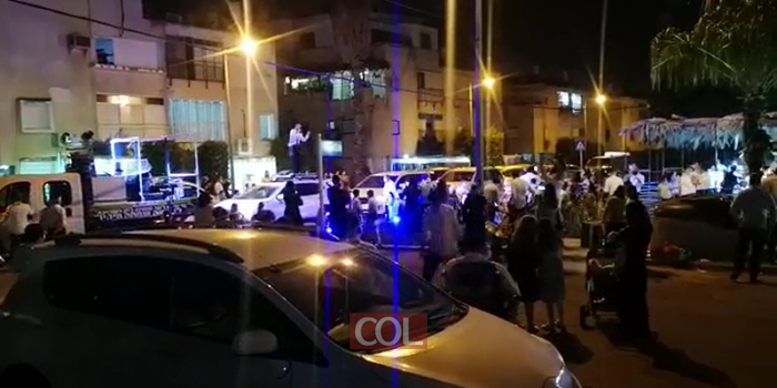 שמחת בית השואבה מגג המכונית: הזמר החב