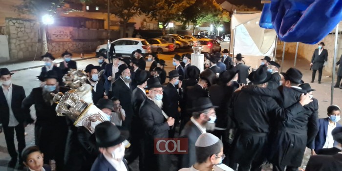 הקפות שניות בחזית בית הכנסת חב