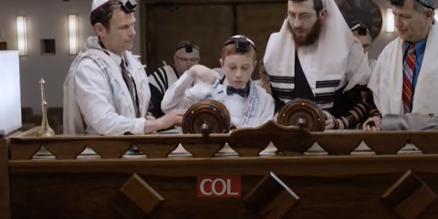 איך עולים לתורה ומה מברכים? כל מה שצריך לדעת על עלייה לתורה, בהפקת 'ערוץ יהדותון'