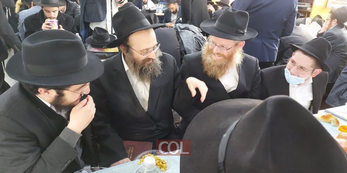 כעת סמוך לאהל הק': הנחת תפילין לת' שמואל קלמן, בנו של שליח הרבי ליפעת הרב מיכאל קלמן. נושא דברים: הרב יוסף ברוין, חבר בד