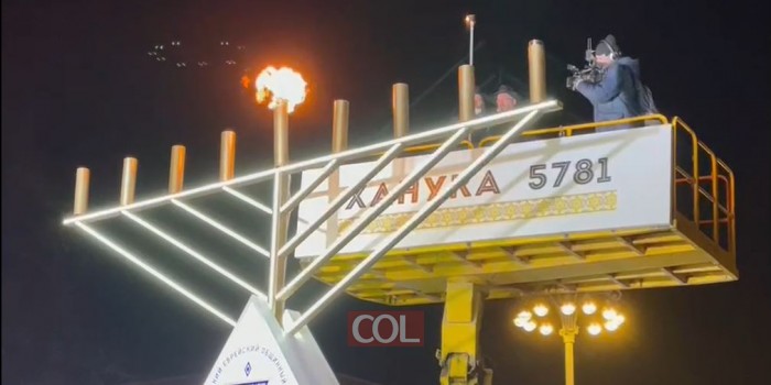 גאון יהודי במוסקבה גם בתקופת המגיפה: צפו בהדלקה על ידי רבה הראשי של רוסיה הגר