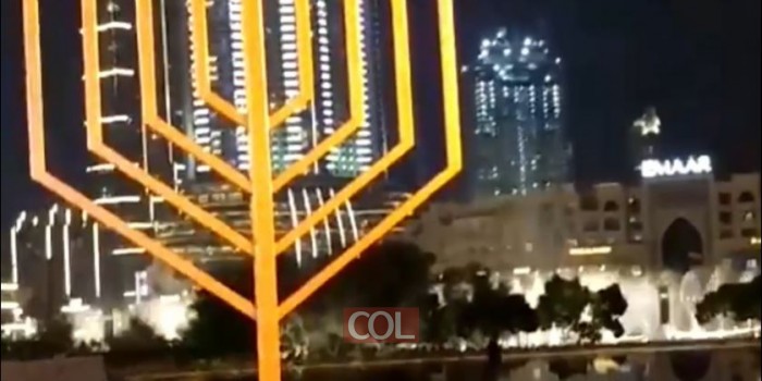 חנוכה שמח, דובאי! הדלקת נר ראשון של חנוכה למרגלות בניין בורג' ח'ליפה בדובאי, עם שליח חב
