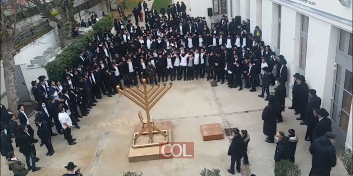 הנרות הללו: הדלקת נר ראשון בישיבה הגדולה באירופה, בישיבת תומכי תמימים ברינוא, צרפת. צפו