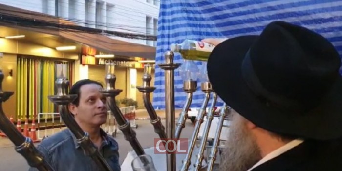 זאת חנוכה בתאילנד. הרב נחמיה וילהלם, משלוחי הרבי בבנגקוק, בהדלקת נר שמיני בחצר בית חב