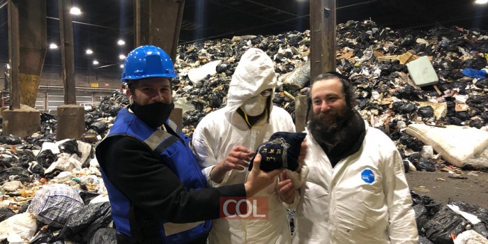 מתנדבים חפרו בערימות אשפה כדי לאתר זוג תפילין | צפו