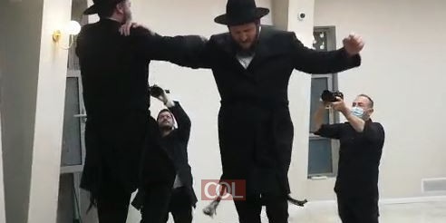 לשמח חתן וכלה: חבריו של החתן מנחם מענדל בלוי, בריקודים סוערים בחתונת בלוי-שילת, בצהרי היום בכפר חב