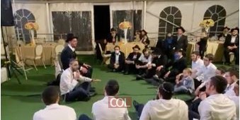 במהלך 'זיץ' בחתונה בכפר חב