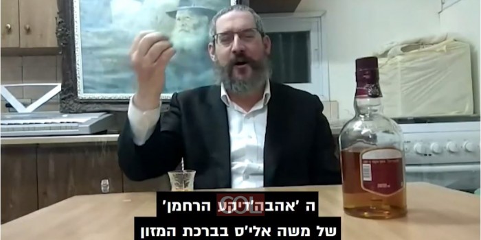 עם בוגרי הישיבה: ראש ישיבת תות