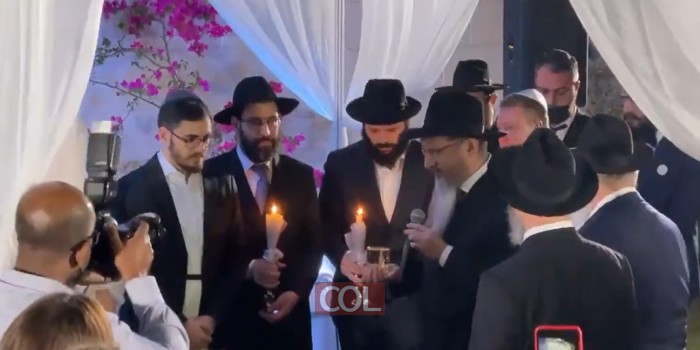 כעת בדובאי: רבה של רוסיה הרב בערל לאזאר מסדר קידושין בחופת תלמידת מכון חמ