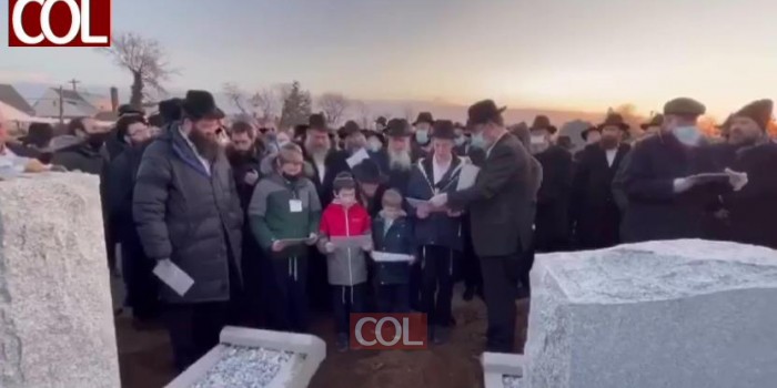 הלב קרוע ומורתח: ילדיו של השליח האהוב הרב יודי דוקס שהלך לעולמו אתמול לאחר מאבק הירואי בנגיף הקורונה, אומרים קדיש ליד הקבר הפתוח 
