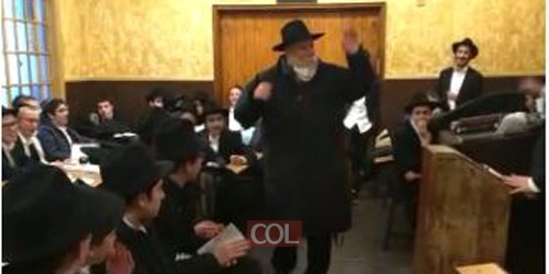 הרב שלמה קונין, השליח הראשי של הרבי לקליפורניה בריקוד חסידי ספונטני במהלך התוועדות של תמימים צעירים ב'זאל הקטן' ב-770