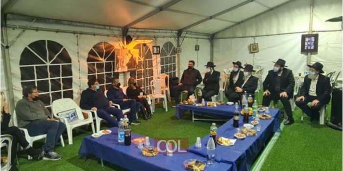 שלוחי הרבי בפתח תקווה ובראשם השליח הרב אשר דייטש, יחד עם שליח הרבי בנווה ירק הרב יוסי וולס בניחום אבלים אצל ראש העיר פתח תקוה רמי גרינברג היושב שבעה על פטירת אביו יעקב גרינברג ז