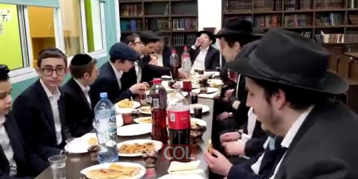 צפו: תלמידי הכיתה ובני משפחה, ב׳לחיים׳ לאחר הנחת תפילין, לבן הרב אברהם ליבשיץ, מנהל בית חב