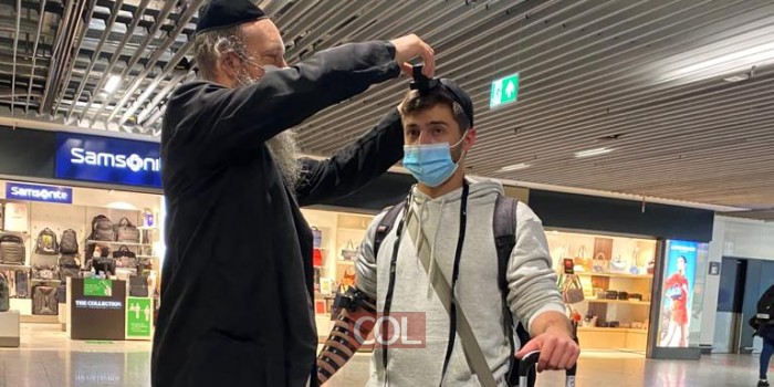בירור ניצוצות: ר' דוד סגל מקריית מלאכי מניח תפילין בשדה התעופה בפרנקפורט בהמתנה למטוס החילוץ • צפו