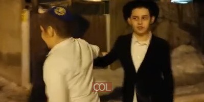 צפו: ריקודים אחרי קידוש לבנה אמש בחצר בית חב