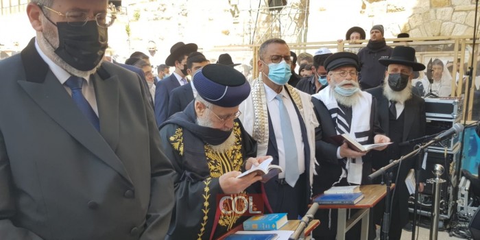 כעת ברחבת הכותל: ברכת כהנים בהשתתפות הרבנים הראשיים, ראש העיר והכהן השגריר לשעבר מר דייויד הכהן פרידמן (צילום: מאיר דהן)