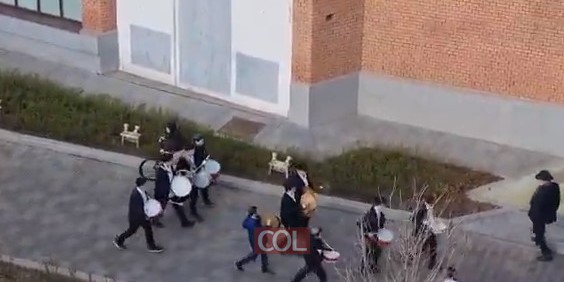 בתופים ומחולות: תלמידי 'חדר מנחם' במוסקבה מתכוננים לקראת תהלוכת ל