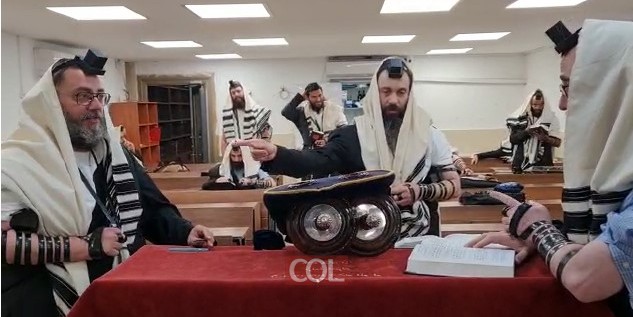 חנה בת ר' הרצל: ר' הרצל קוסאשוילי מלוד בקריאת השם לבתו הנולדת במזל טוב, הבוקר בבית כנסת 'הצעירים' בלוד • צפו
