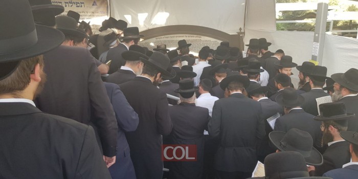 ערב ראש חודש סיוון. כמסורת בקרב קהילות רבות, המונים נושאים צקון לחש בציונו של השל