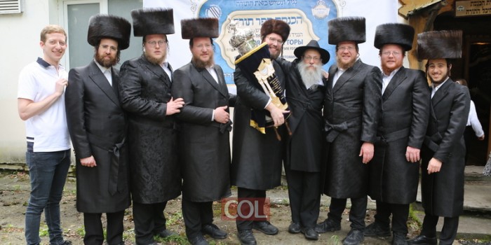 לראשונה לאחר מאה שנה: הוכנס ספר תורה חדש בז'יטומיר. קליפ סיכום 