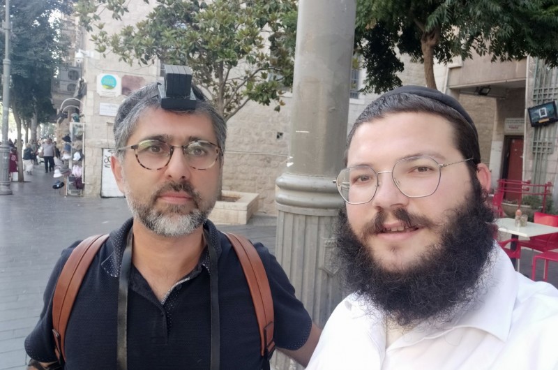 הוא סרב להניח, אולם אז הסתבר שסבו בנה את מצבת אבי הרבי