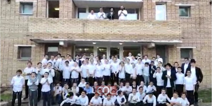 חיילי ומדריכי קעמפ 'גן ישראל' מוסקבה התייצבו לתמונה הקבוצתית עם ניגון חב