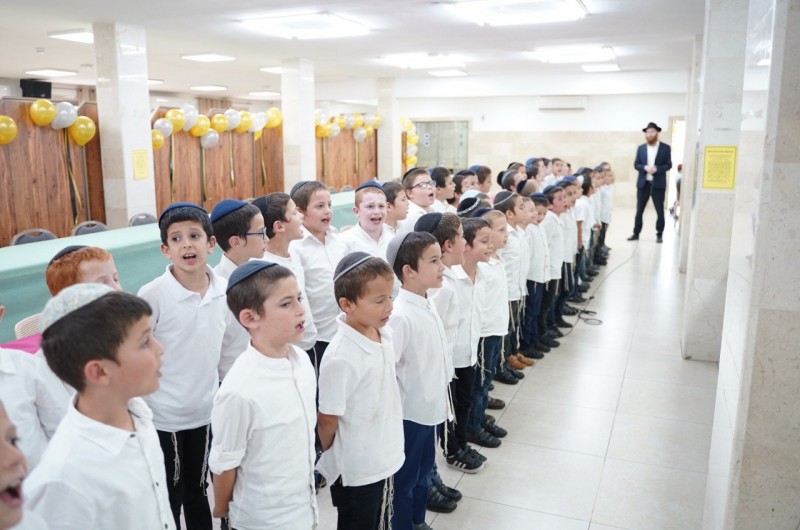 חגיגה בחיידר אידיש בכפר חב