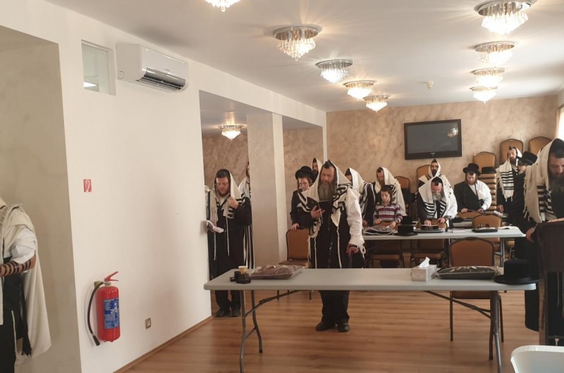 מסע של הרבי מפיטסבורג לקברי צדיקים באירופה: לראשונה מתחילת הקורונה, תפילת שחרית בבית חב