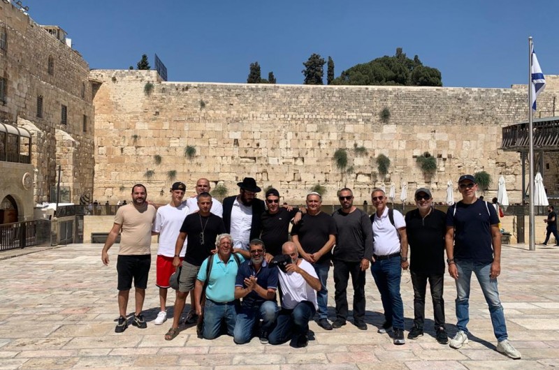 מתחברים לקדושה: קבוצה מהקהילה של בית חב